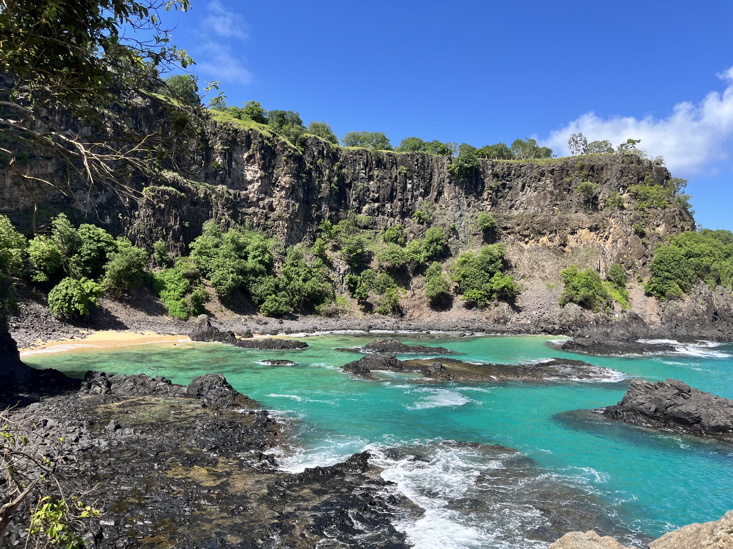baia-dos-porcos-fernando-de-noronha-natalie-guimaraes-scaled baia-dos-porcos-fernando-de-noronha-natalie-guimaraes-scaled